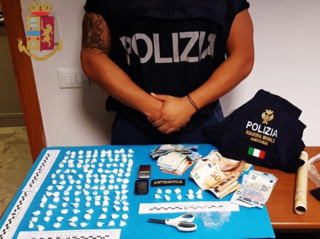 Kokainë dhe euro të fshehura në letrat higjienike, arrestohet 27-vjeçari shqiptar