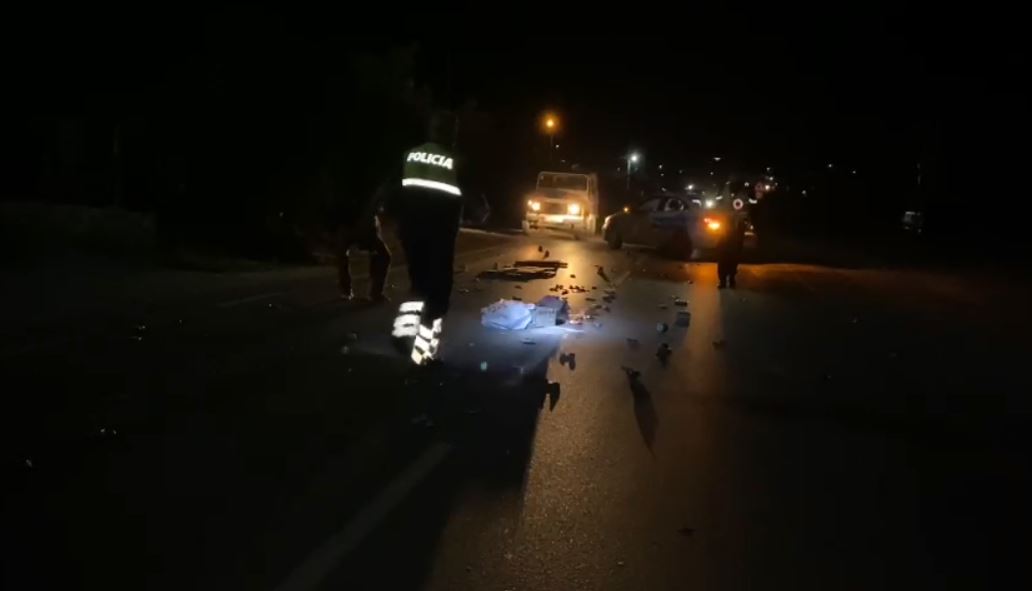 Shoferi merr përpara me mjet një punonjëse të pastrimit të rrugës