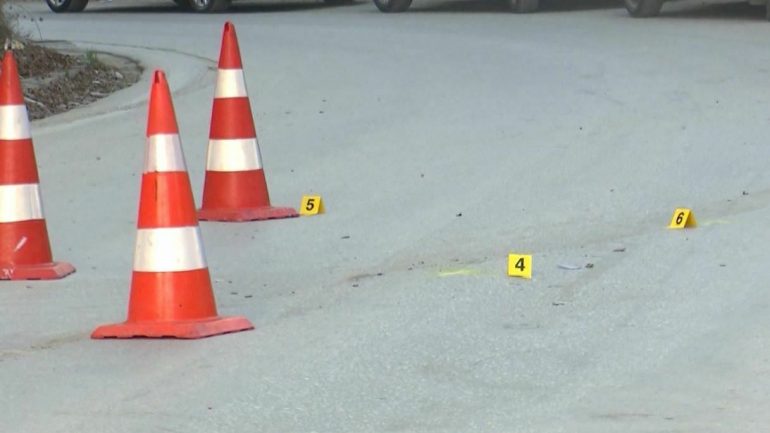 Makina përplas fëmijën, familjarët sulmojnë me gurë automjetin