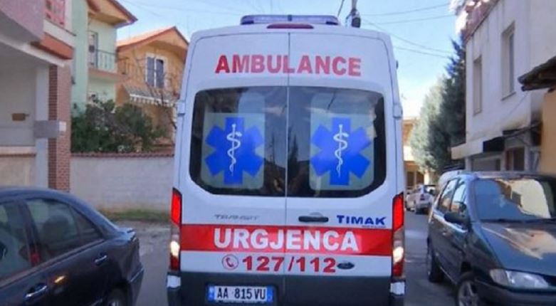 Rrëzohet aksidentalisht 3-vjeçarja në një kopsht, transportohet drejt spitalit