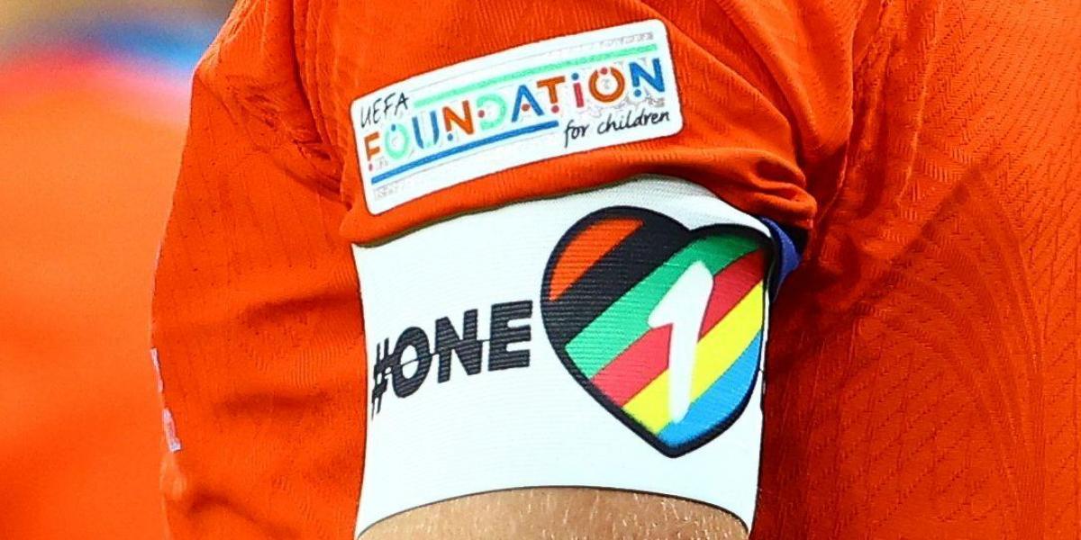 Anglia provokon Katar-in/ Pa lejen e FIFA-s, me simbolin e LGBTI në Botëror