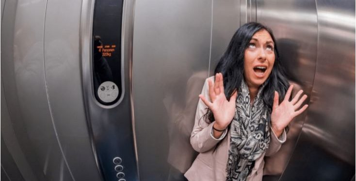 Frika për të qëndruar vetëm dhe i mbyllur, si mund të kurohet klaustrofobia