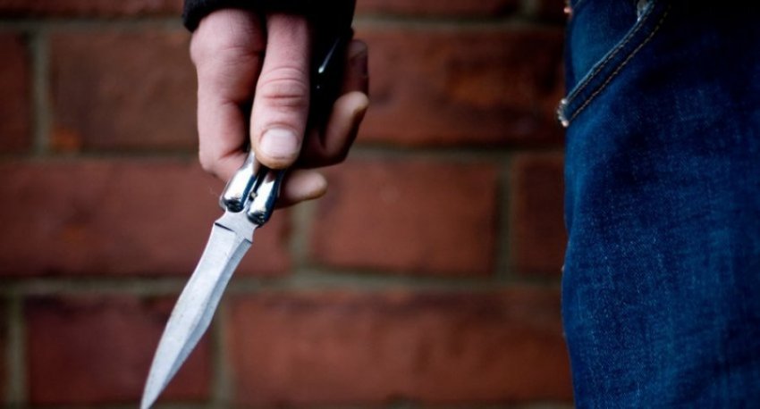 Plagoset me thikë një burrë në Durrës, u konfliktua me një person