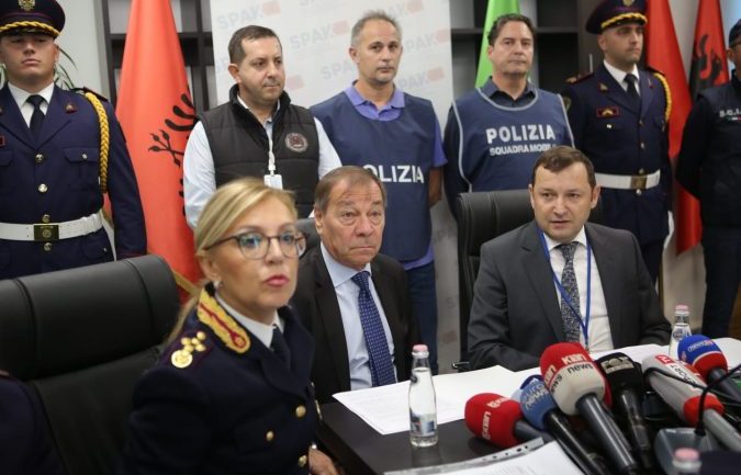 Mashtronin italianët për të investuar në Bitcoin, ja kush janë tre të arrestuarit