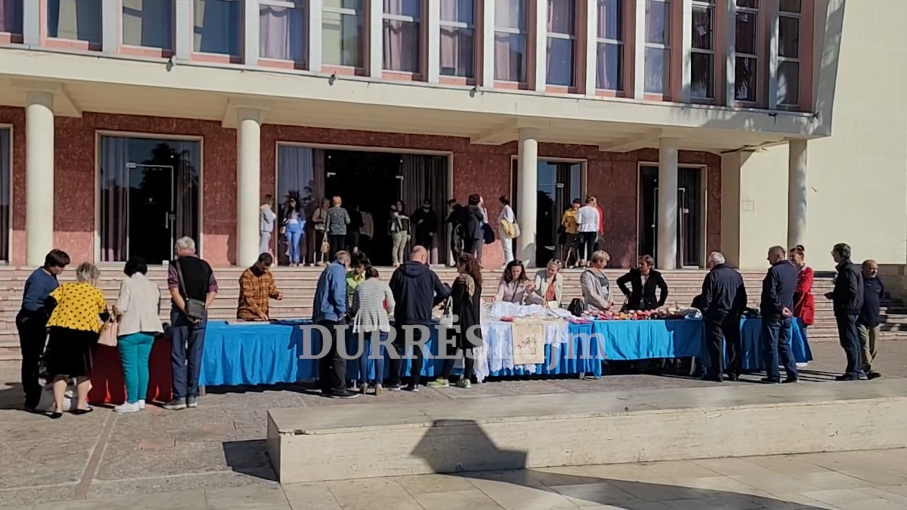 Panair artizanal në Durrës, pjesëmarrëset: Blerjet kanë rënë ndjeshëm, mund ta mbyllim këtë aktivitet (VIDEO)