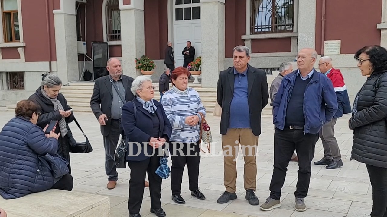 Për të tretën herë protestojnë para bashkisë Durrës, banorët: Kryetarja ende nuk na pret (VIDEO)