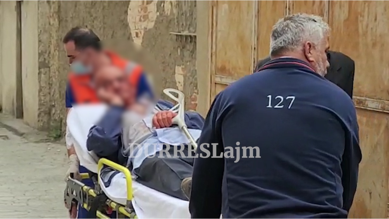 Durrës, momenti kur bashkëshorti i plagosur shoqërohet drejt ambulancës (VIDEO)