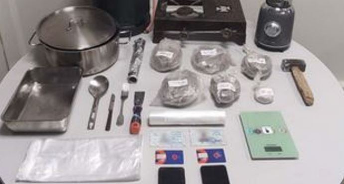 Kthyen banesën në laborator heroine, arrestohet i riu shqiptar dhe partnerja e tij greke