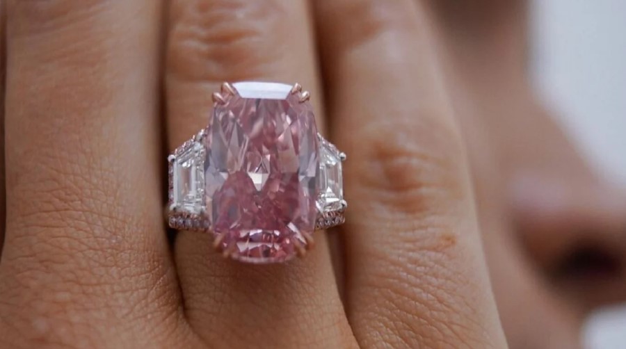Ndër më të pastrit në botë, diamanti i rrallë rozë shitet për shifrën rekord