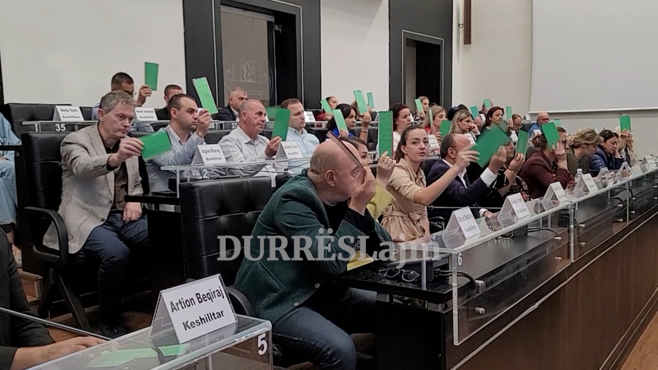 Zhvillohet mbledhja e Këshillit Bashkiak Durrës, miratohen 18 pikat e rendit të ditës (VIDEO)