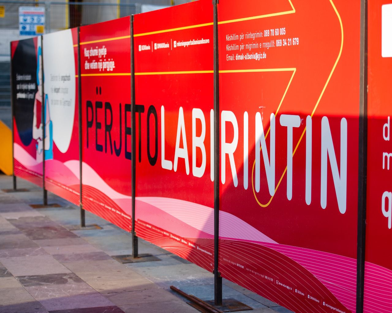 “Labirinti i Migracionit”, një instalacion i veçantë dedikuar emigracionin në sheshin &#8220;Skënderbej&#8221;