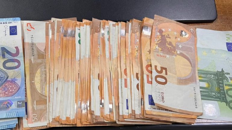 Arrestohen 3 të rinj, iu gjetën 18.520 euro, thikë, drogë dhe 8 aparate celulare