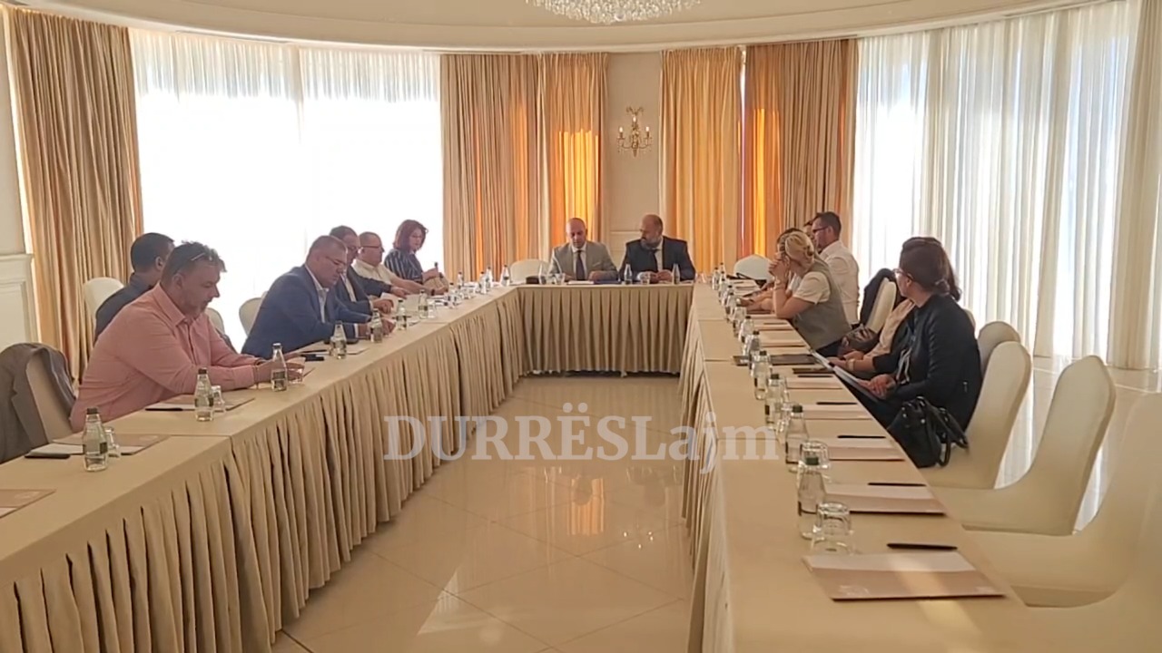 Nënshkruhet memorandum bashkëpunimi mes Dhomave të Avokatisë dhe Tregtisë Durrës (VIDEO)
