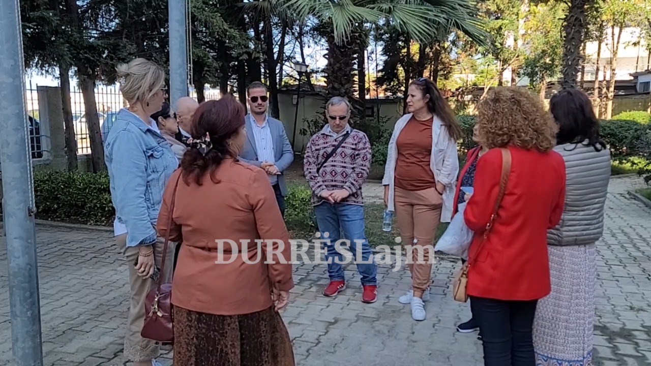 Durrës, pedagogët në ditën e tretë të protestës: Në 8 vite është ndjekur një politikë e shtrembër për arsimin (VIDEO)