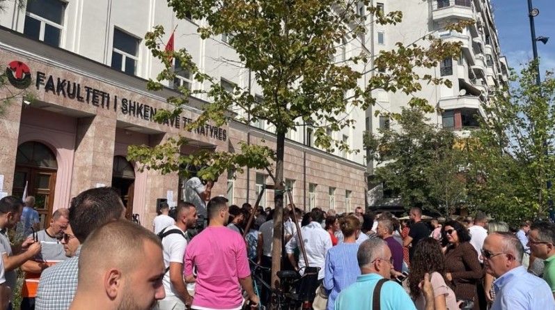 Të pakënaqur me rritjen e pagave, sindikata e pedagogëve paralajmëron protestën e radhës më 14 tetor