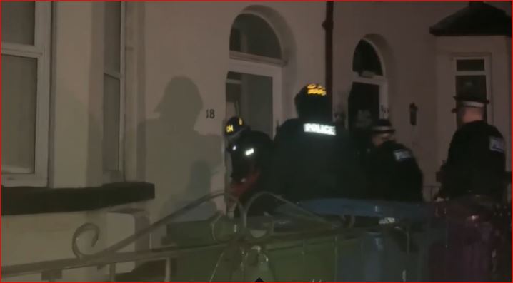 Kishte kthyer banesën në laborator kanabisi, policia bastis shtëpinë e të riut shqiptar