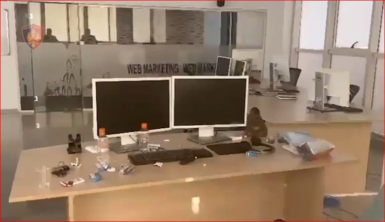 Mashtronin të huajt duke i bindur të investonin në bursa fiktive, bien në pranga 2 të rinjtë