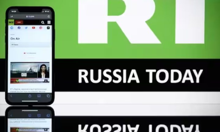 Twitter bllokon llogarinë e “Russia Today”, spikeri i lajmeve pezullohet nga puna