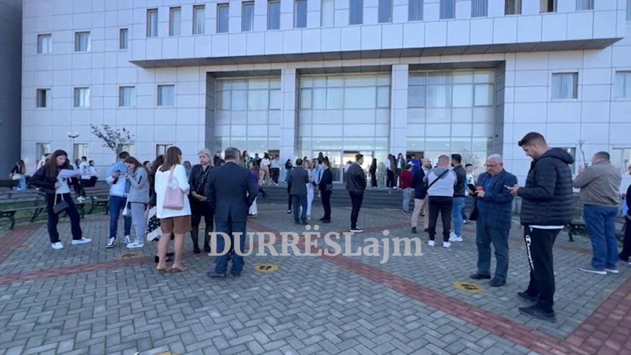 Dita e parë e vitit akademik në Durrës, pedagogët e UAMD në protestë (VIDEO)