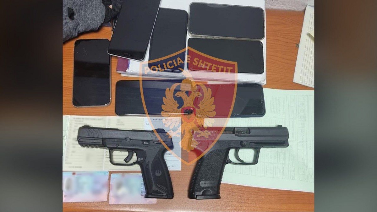 Të armatosur me pistoleta, arrestohen 2 persona që udhëtonin me makinë
