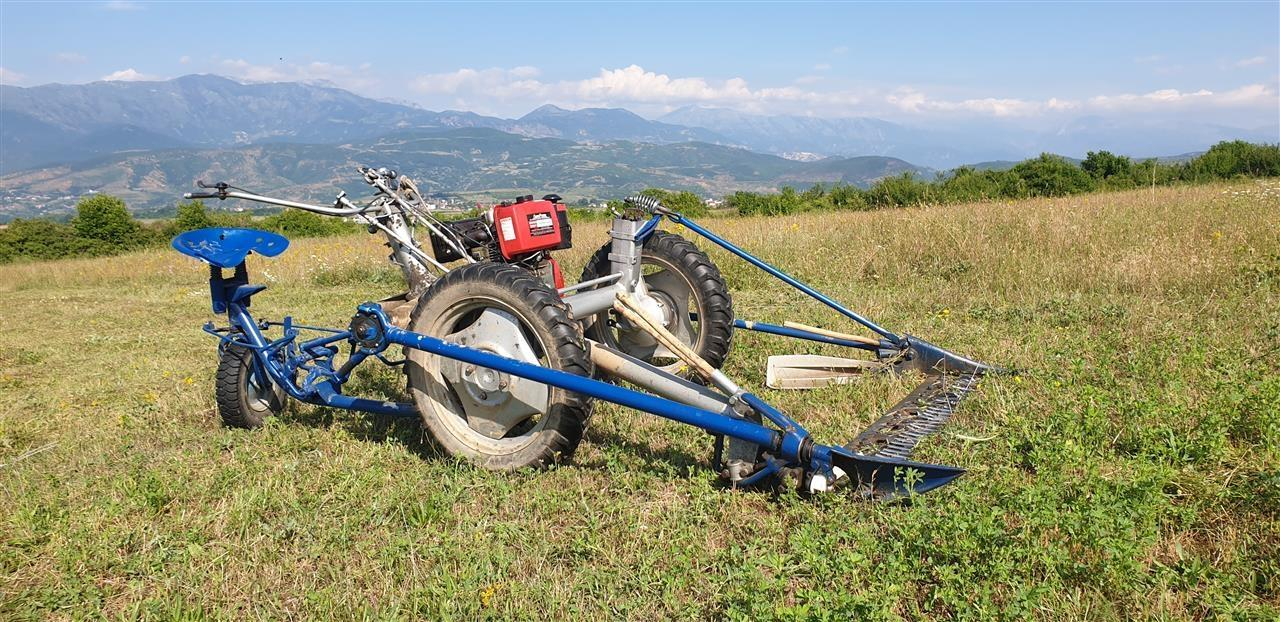 Goditet nga freza që po punonte tokën, ndërron jetë 72-vjeçari