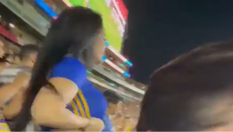 Festë topless për skuadrën e zemrës, tifozja meksikane “tërbohet” në tribunë