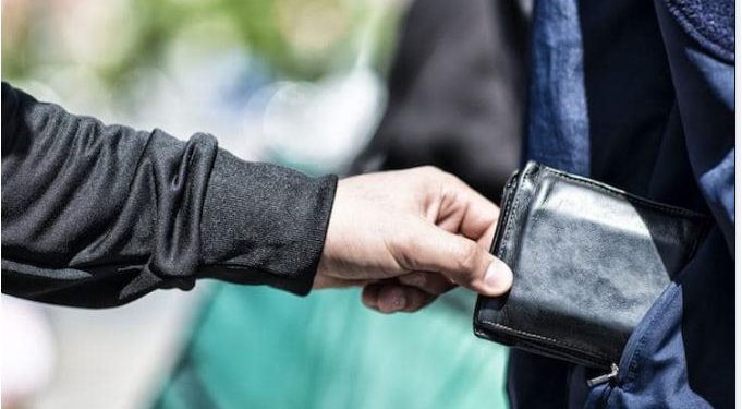 23-vjeçari grek tenton të grabisë shqiptarin, e pëson keq në mes të rrugës