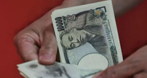 Jeni japonez prek nivelin më të ulët të 32 viteve kundrejt dollarit amerikan