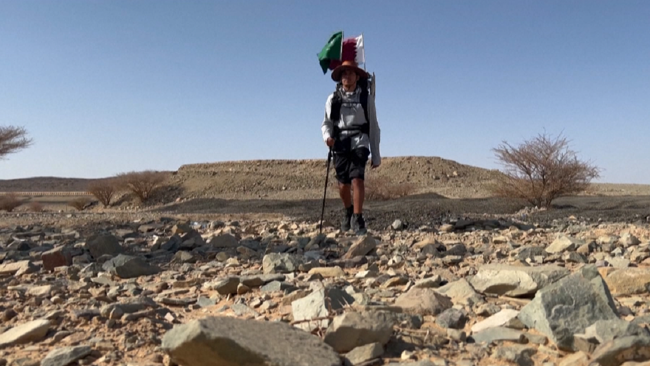 Kupa e Botës, fansi i “çmendur” niset në këmbë përmes shkretëtirës!