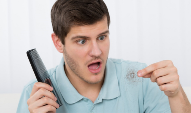 Nga ‘stilimi i tepruar’ deri te stresi/ 5 arsyet pse burrave u bien flokët herët