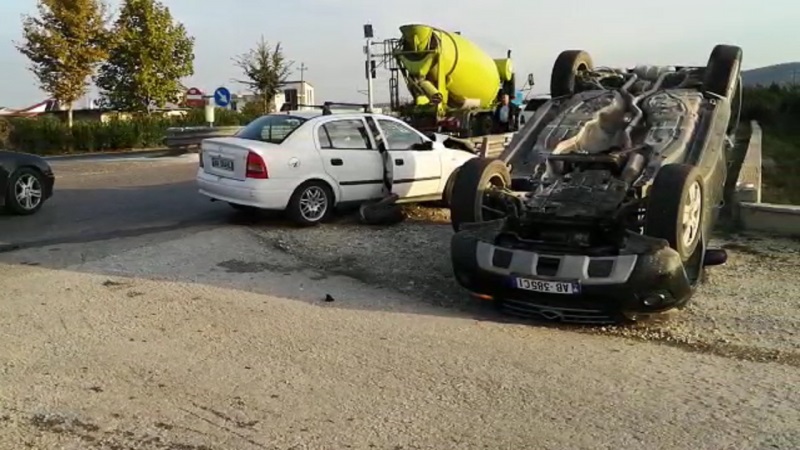 Përplasen dy makina, njëra prej tyre përmbyset. Aksidenti shkakton 4 të plagosur
