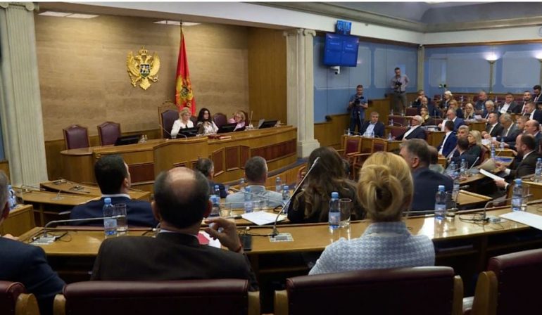 Parlamenti i Malit të Zi shkarkon dy ministra pro-perëndimorë: Punuan kundër interesave të qeverisë