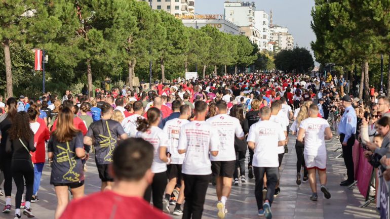 2500 vrapues nga e gjithë bota/ Përfundon maratona në kryeqytet, cilët janë fituesit (FOTO)