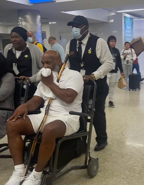 Mike Tyson “hedh” karrigen me rrota dhe ngjitet në ring