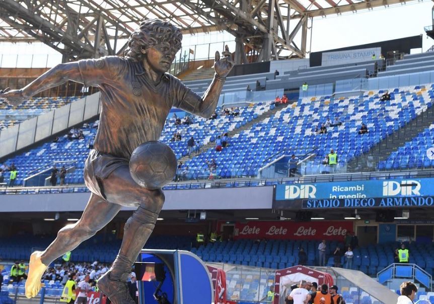 Napoli nderon Maradonën, shikoni statujën e mrekullueshme për legjendën argjentinase