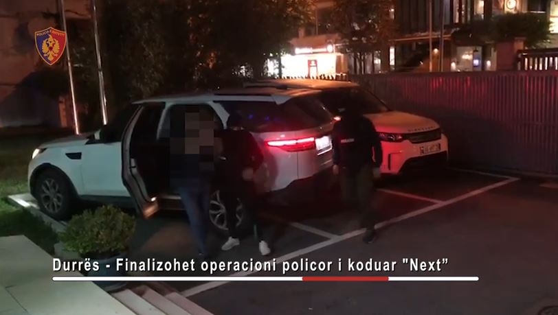 Durrës, përshtatën lokalin për përdorim droge, kapen pas 3 vitesh 3 të kërkuarit (VIDEO)