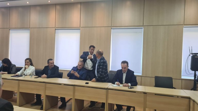 Berisha mbledh grupin në selinë e PD-së, i bashkohet edhe deputeti i grupit të Alibeajt