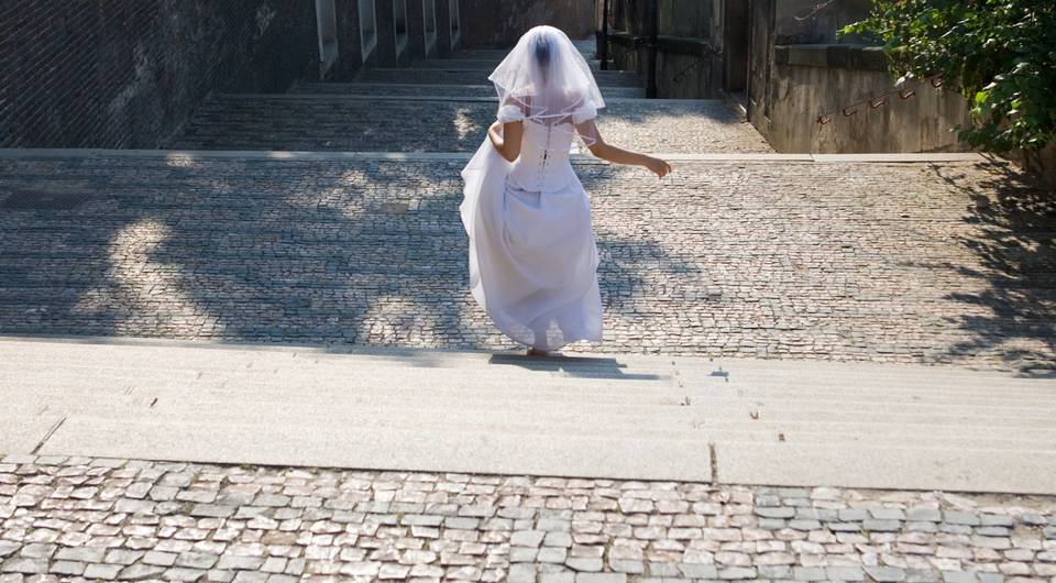 Nusja vazhdon dasmën edhe pasi dhëndri e braktisi në altar