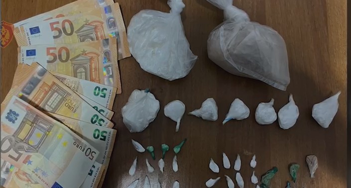 Sekuestrohen heroinë e kokainë në Durrës, si u kap 32-vjeçari me drogë në makinë dhe banesë (VIDEO)