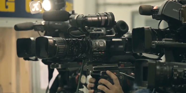 OSBE: Gazetarët shqiptarë nën dhunë fizike, kërcënime dhe ngacmime