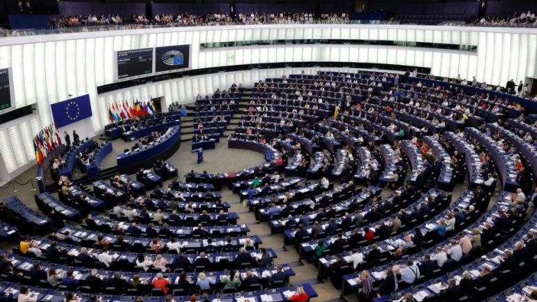 PE kërkon që Serbia të penalizohet për mosvënie të sanksioneve ndaj Rusisë