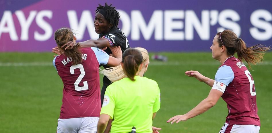 Plas në kampionatin e femrave mes Aston Villa dhe West Ham, lojtaret përleshen keq