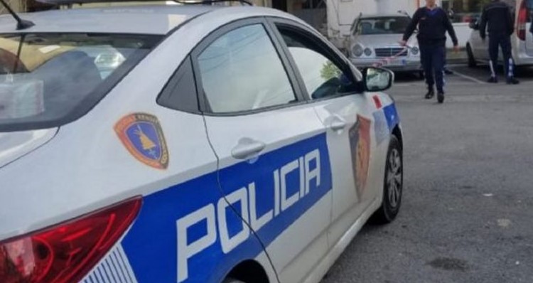 Drejtonte makinën nën efektin e drogës, policia i bën shenjë ndalimi, por 37-vjeçari…