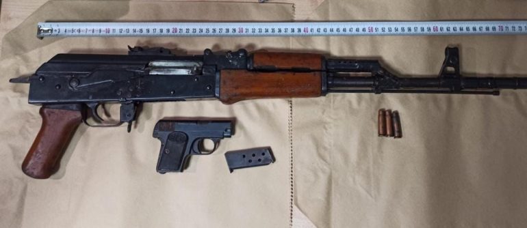 Qëllonte në ajër duke terrorizuar qytetarët, arrestohet 32-vjeçari