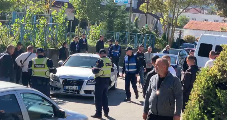 Aksident para komiariatit të policisë, tre makina përplasen me njëra-tjetrën