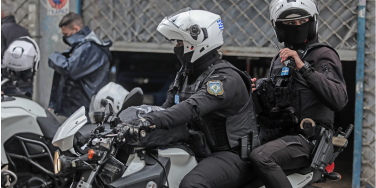 Vëllezërit shqiptarë godasin për vdekje me sëpatë grekun në sy të fëmijëve