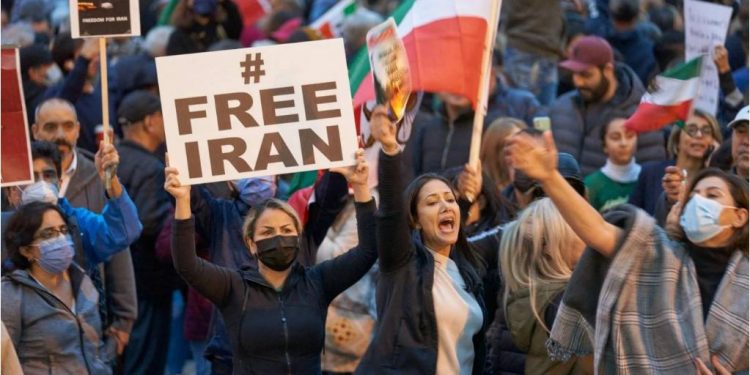 Nuk ndalojnë protestat në Iran, kundërshtimi më i madh i bërë ndonjëherë kundër regjimit për vrasjen e 22-vjeçares