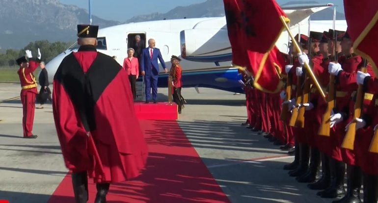 Ursula von der Leyen mbërrin në Tiranë, pritet nga kryeministri Rama (VIDEO)