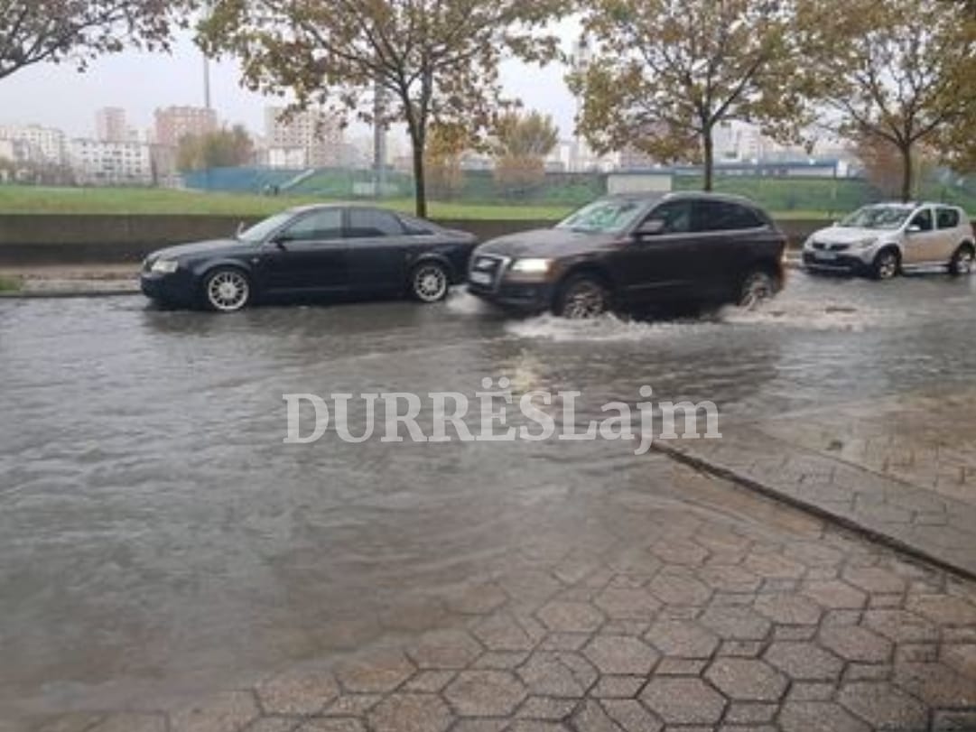 Reshjet e shiut, regjistrohen përmbytjet e para të rrugëve të Durrësit (FOTO)