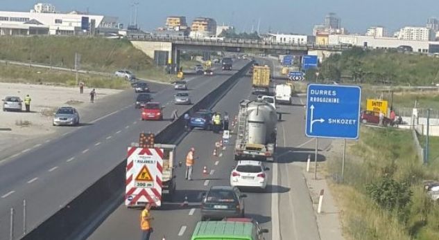 Makina u pret rrugën 2 vëllezërve në autostradën Tiranë-Durrës! Dhunohen fizikisht, njërin prej tyre e marrin peng